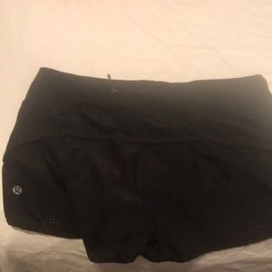 Black mesh lululemon hottie hot shorts 2.5